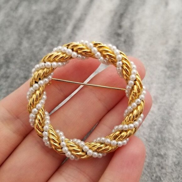 Vintage Gold Tone Beaded Circle Brooch, Wreath, Unsigned Estate Lapel Pin - Picture 3 of 5